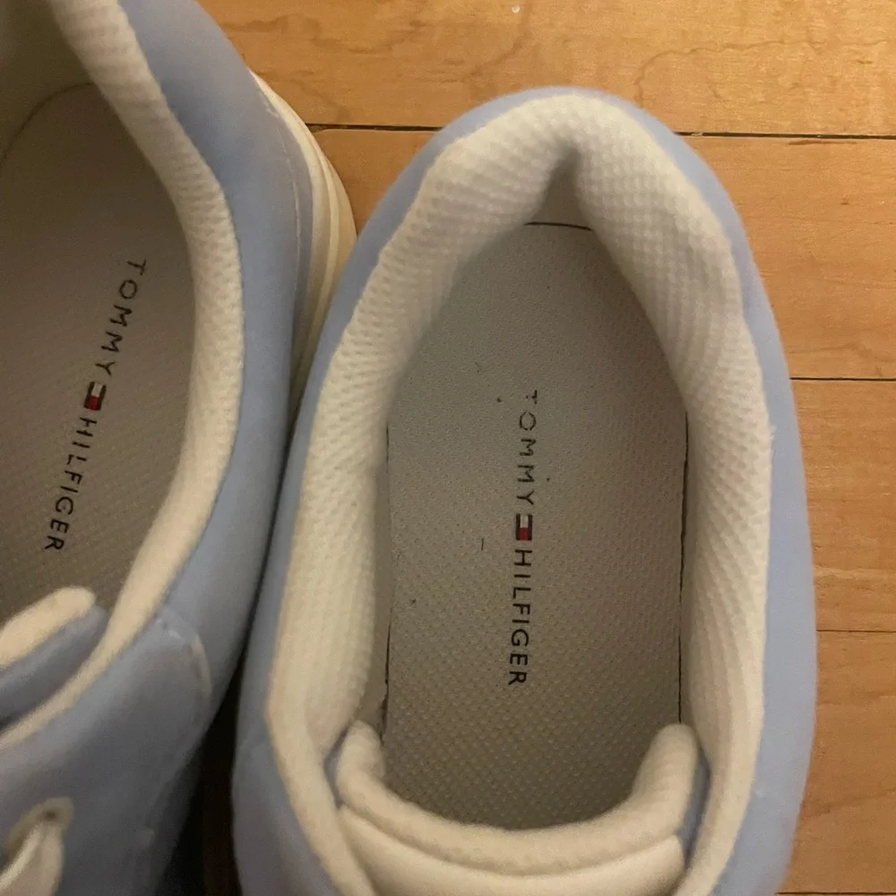 Tommy Hilfiger Women’s Light Blue Lace-Up Sneakers